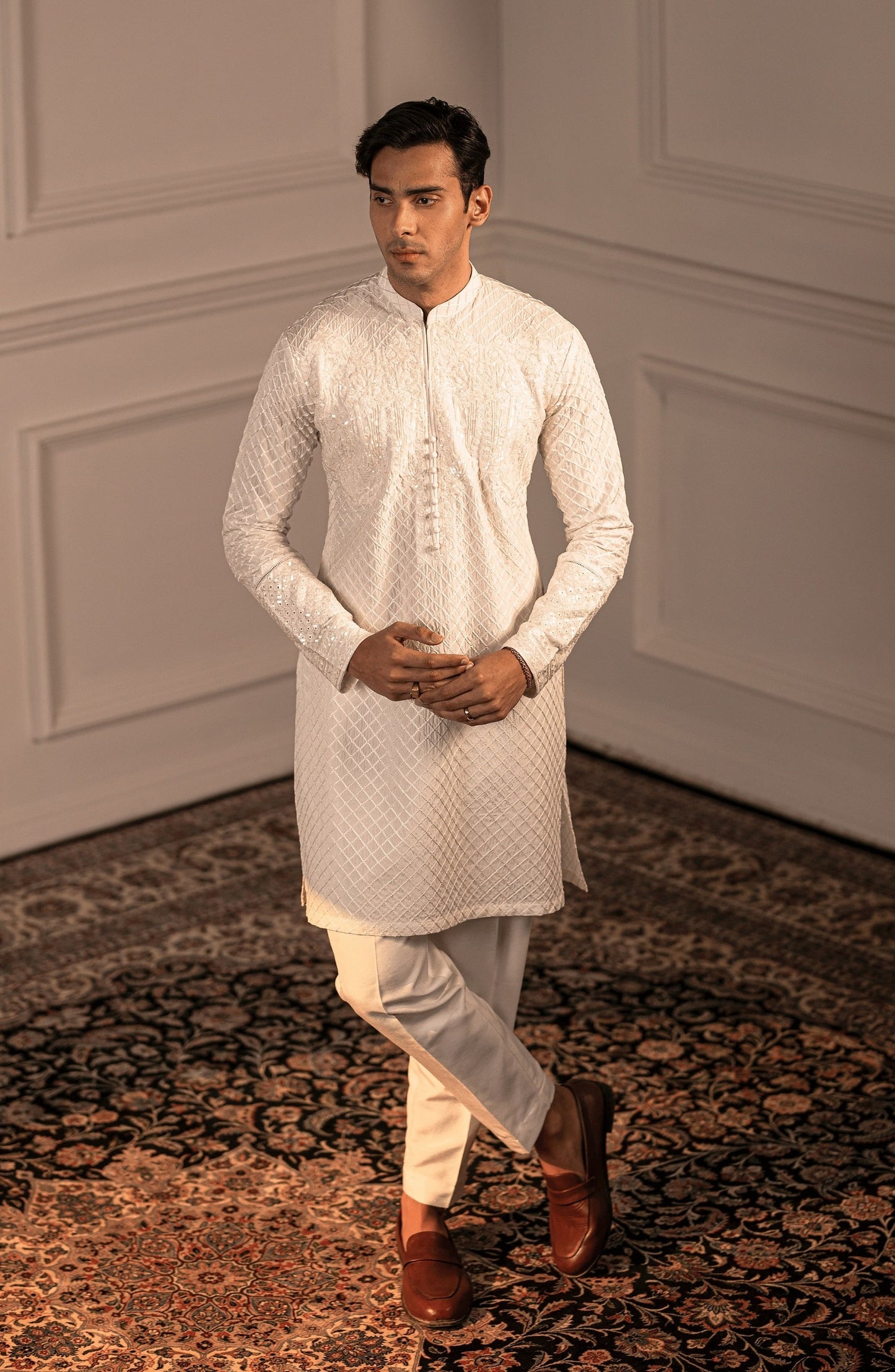 Buy men’s Pakistani kurtas in latest designs